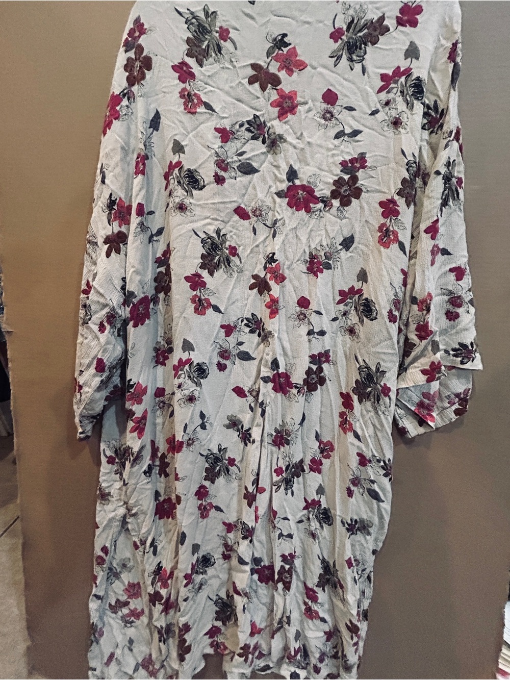 easel White Rayon Floral Duster with Red and Pink Flowers - Picture 10 of 12